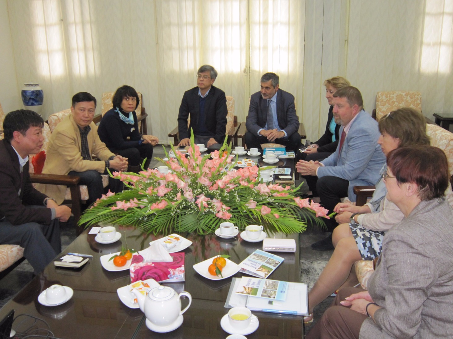 мгимо узбекистан. делегация из узбекистана в екатеринбурге. представительная делегация. кыргыз делегация в женева. делегация дипломатов.